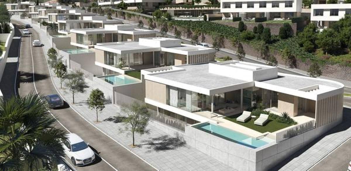 4 bedroom Villa for sale in Estepona with pool garage - € 1,625,000 (Ref: 9918470)