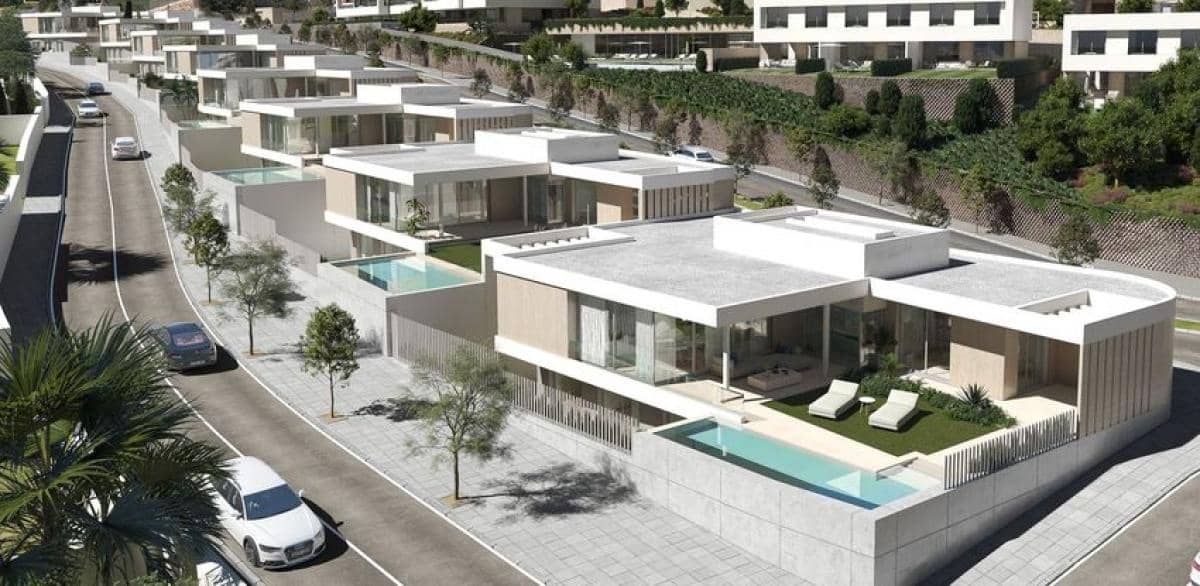 4 bedroom Villa for sale in Estepona with pool garage - € 1,625,000 (Ref: 9918470)