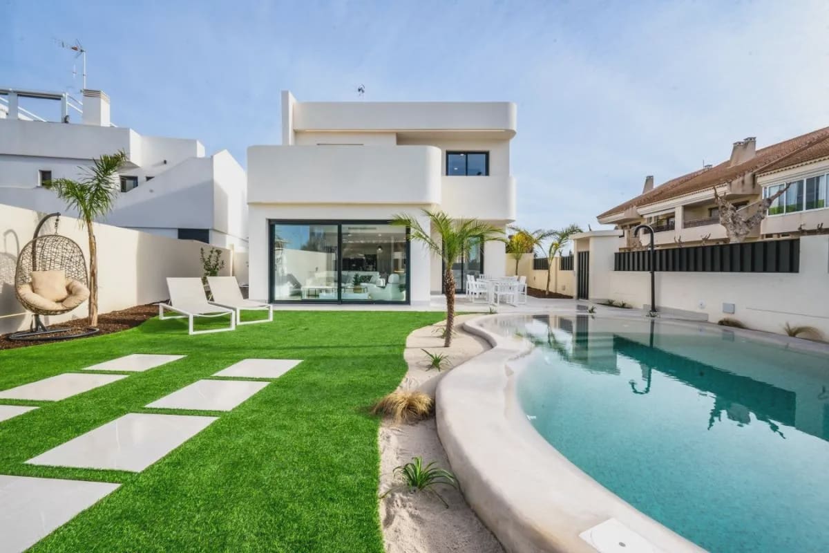 3 bedroom Villa for sale in Roldan with pool - € 415,950 (Ref: 9918505)