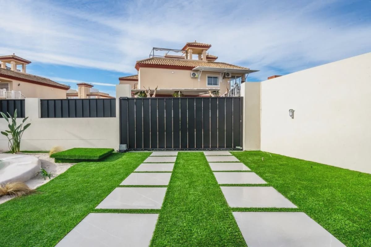3 bedroom Villa for sale in Roldan with pool - € 415,950 (Ref: 9918505)