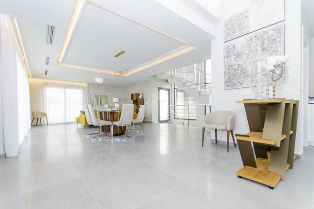 3 soverom Villa til salgs i San Miguel de Salinas med svømmebasseng - € 1 250 000 (Ref: 9922496)