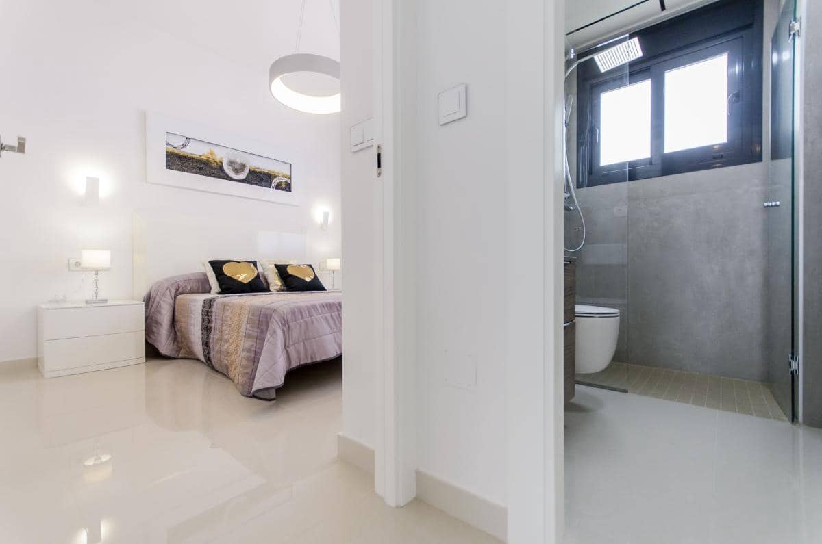 Chalet de 4 habitaciones en San Miguel de Salinas en venta con piscina - 630.000 € (Ref: 9922499)