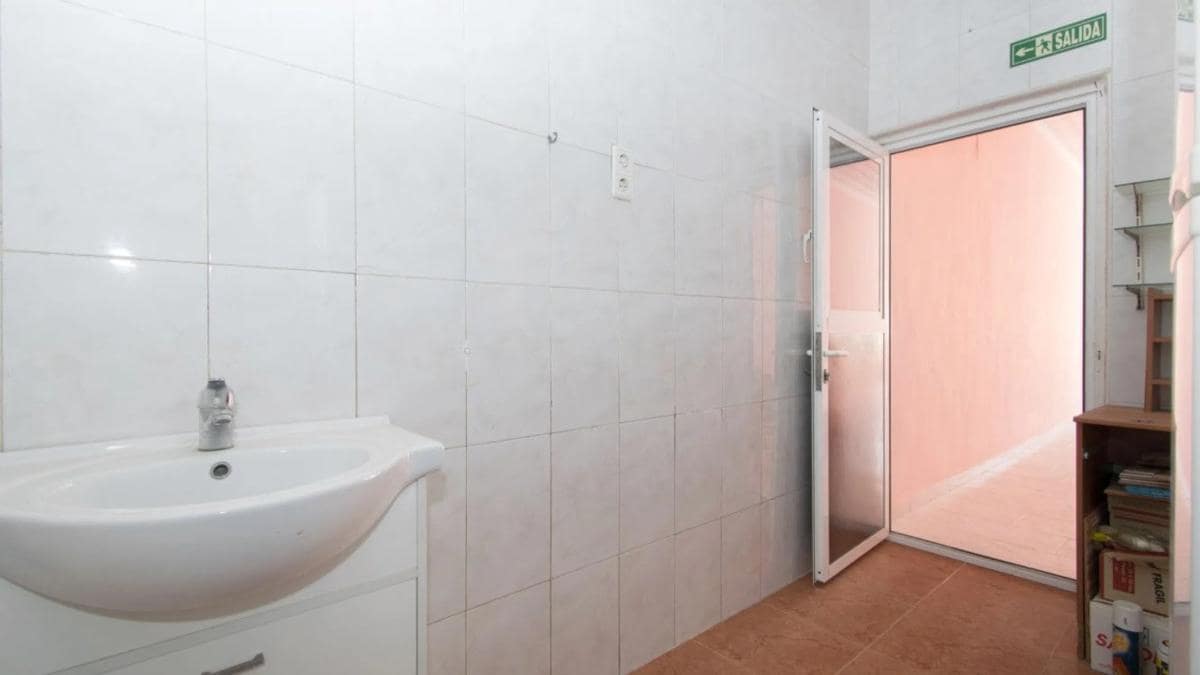 Comercial para venda em Torrevieja - 102 260 € (Ref: 9931847)