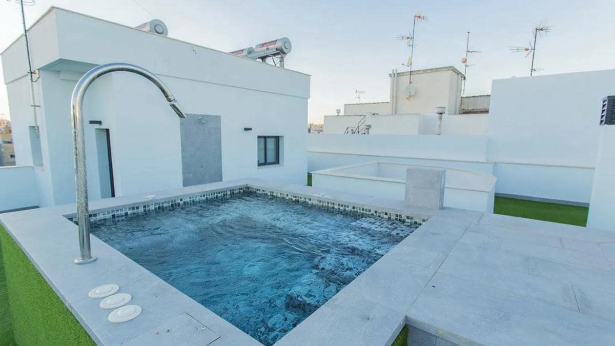 3 makuuhuone Huoneisto myytävänä paikassa Torrevieja mukana uima-altaan - 308 500 € (Ref: 9931866)