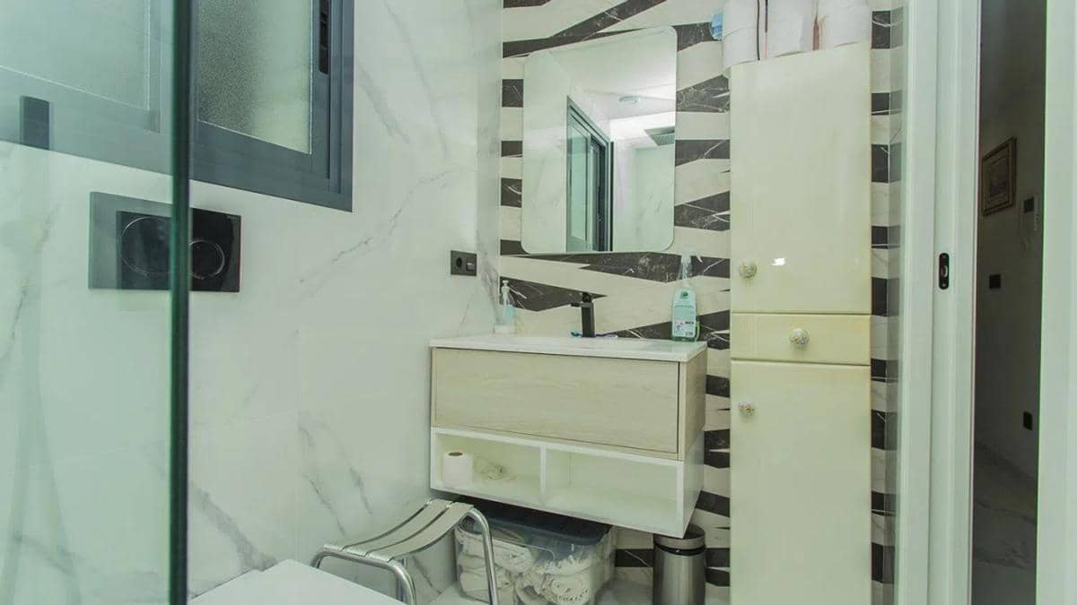 3 makuuhuone Huoneisto myytävänä paikassa Torrevieja mukana uima-altaan - 308 500 € (Ref: 9931866)