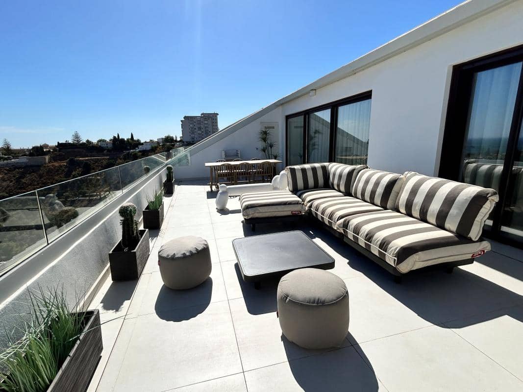 2 bedroom Apartment for sale in Fuengirola with pool garage - € 499,000 (Ref: 9942096)