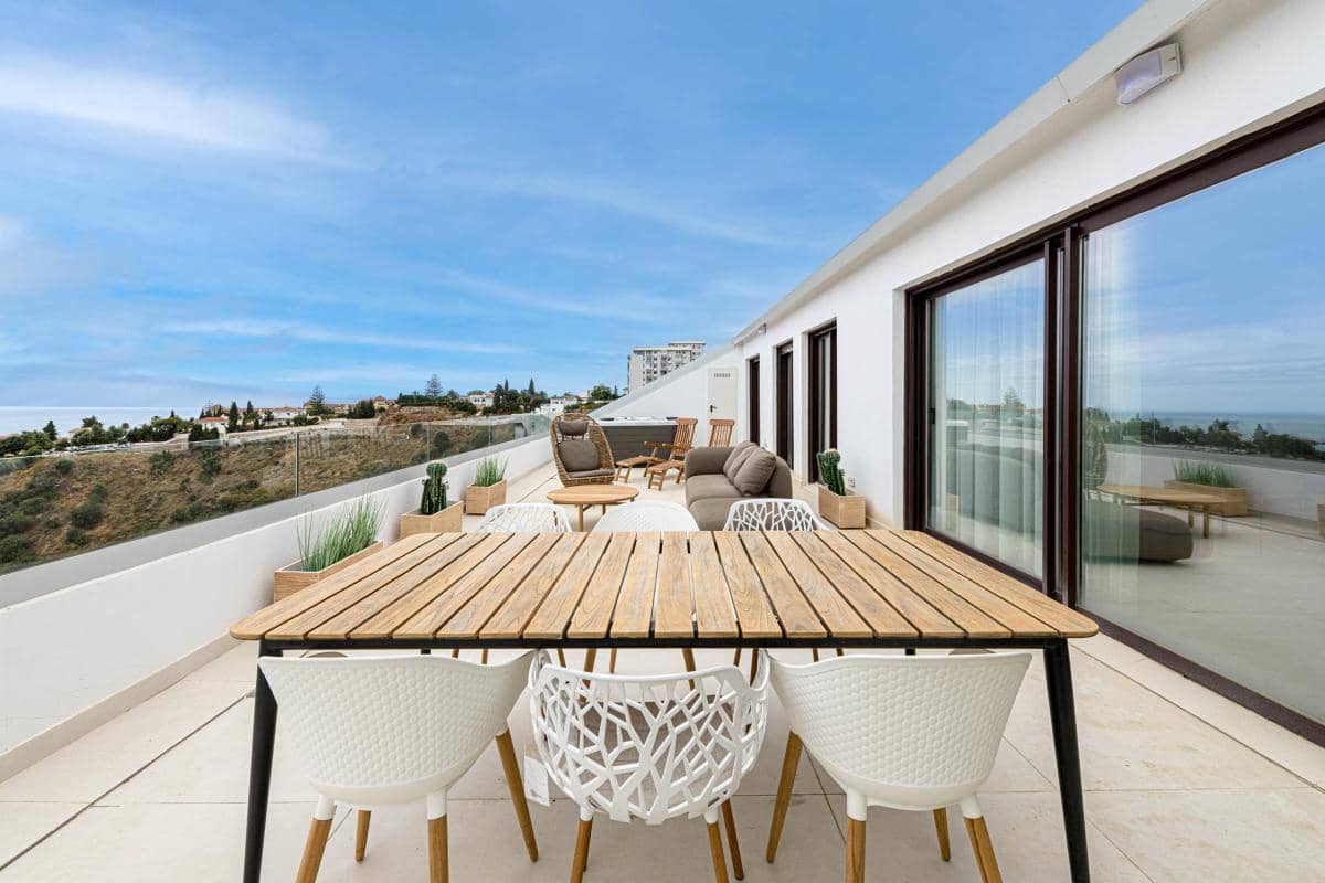 2 bedroom Apartment for sale in Fuengirola with pool garage - € 499,000 (Ref: 9942096)