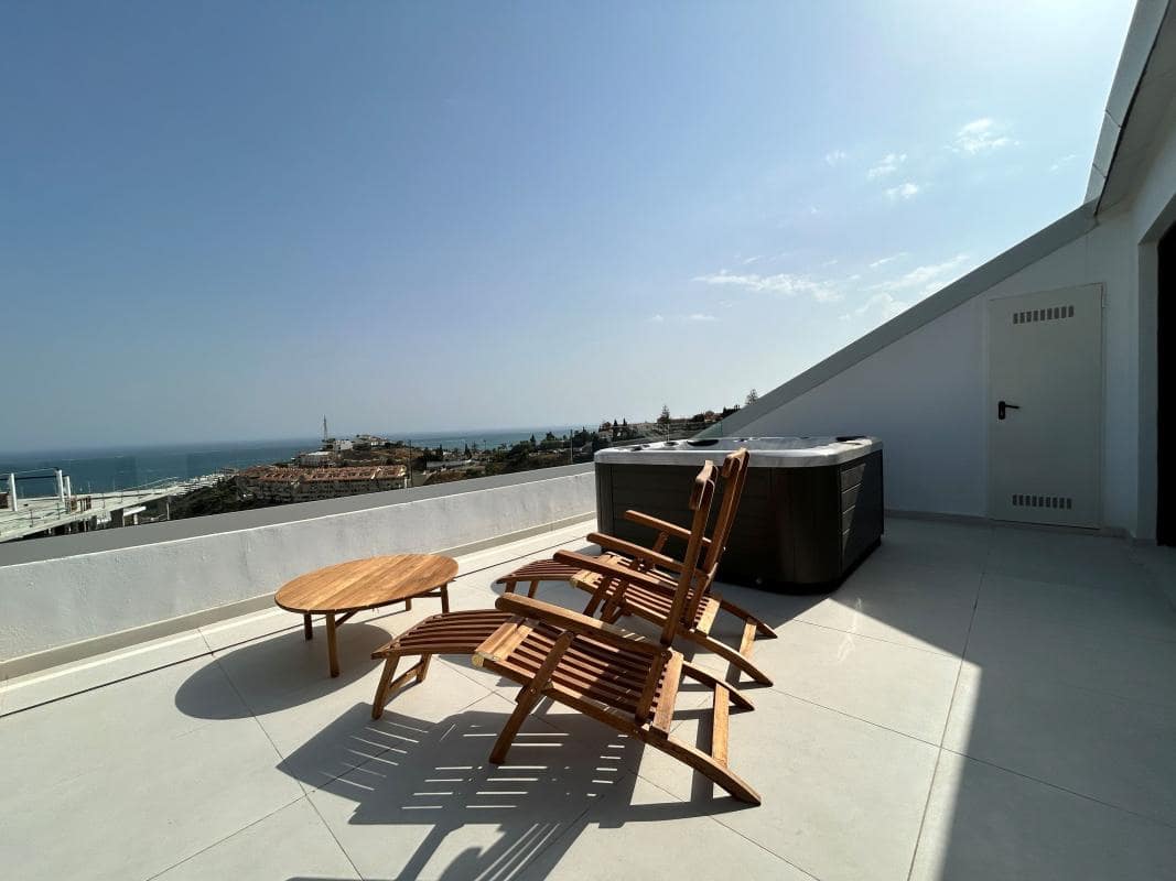 2 bedroom Apartment for sale in Fuengirola with pool garage - € 499,000 (Ref: 9942096)
