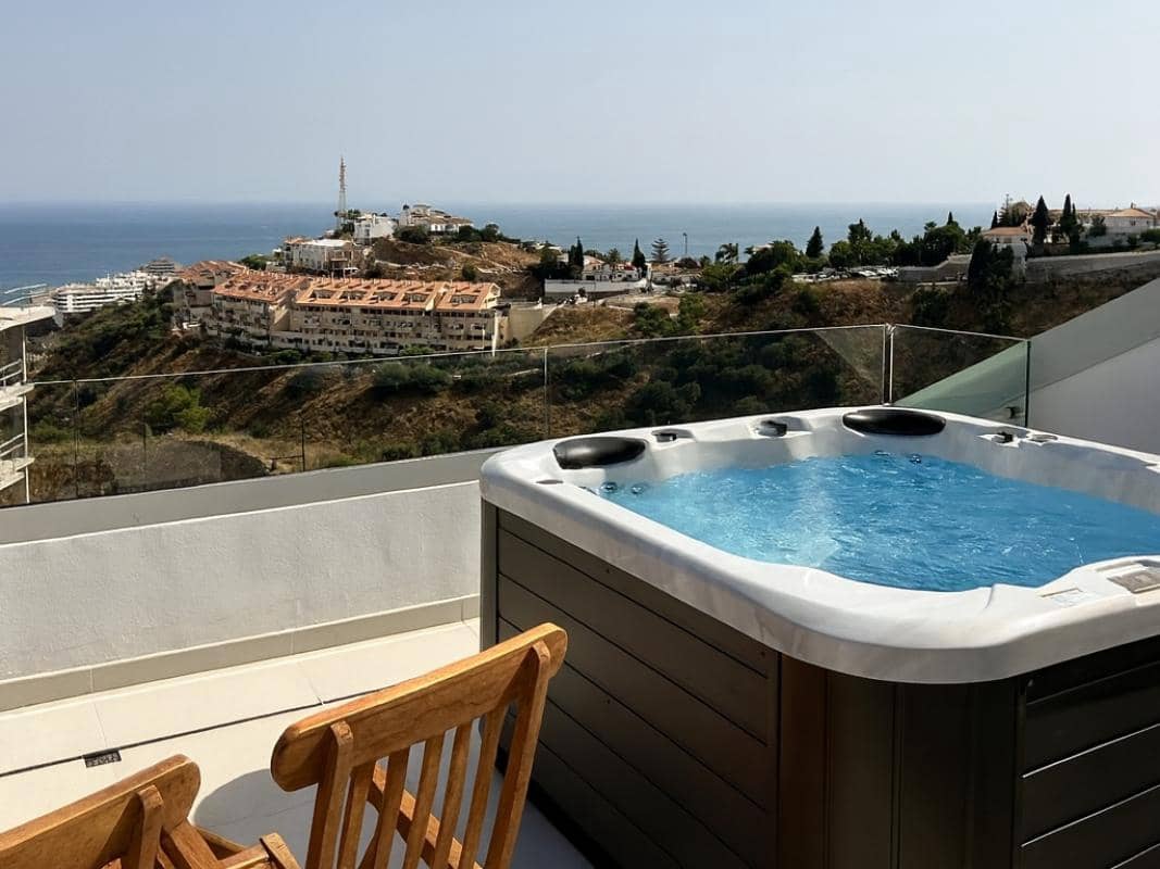 2 bedroom Apartment for sale in Fuengirola with pool garage - € 499,000 (Ref: 9942096)