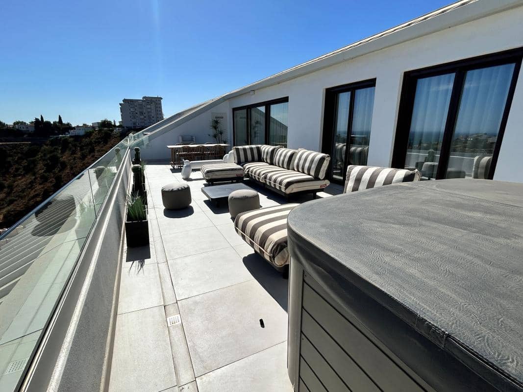 2 bedroom Apartment for sale in Fuengirola with pool garage - € 499,000 (Ref: 9942096)