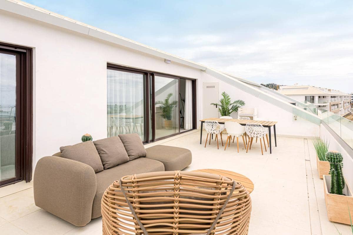 2 bedroom Apartment for sale in Fuengirola with pool garage - € 499,000 (Ref: 9942096)