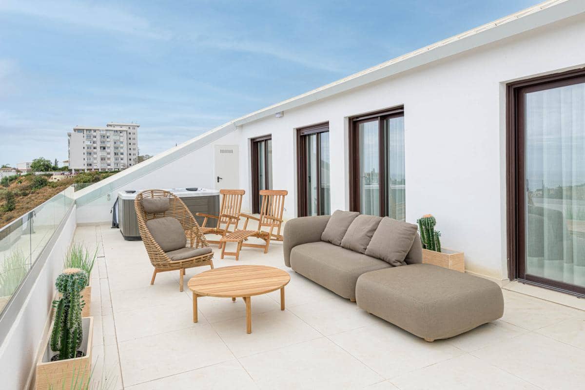 2 bedroom Apartment for sale in Fuengirola with pool garage - € 499,000 (Ref: 9942096)