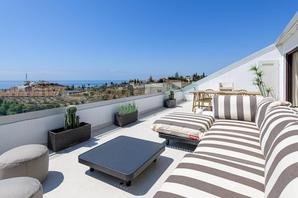 2 bedroom Apartment for sale in Fuengirola with pool garage - € 499,000 (Ref: 9942096)