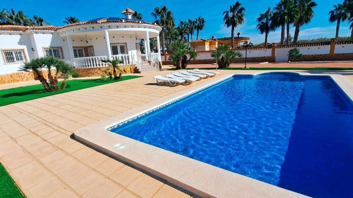 3 soveværelse Villa til salg i Catral med swimmingpool - € 440.000 (Ref: 9944776)