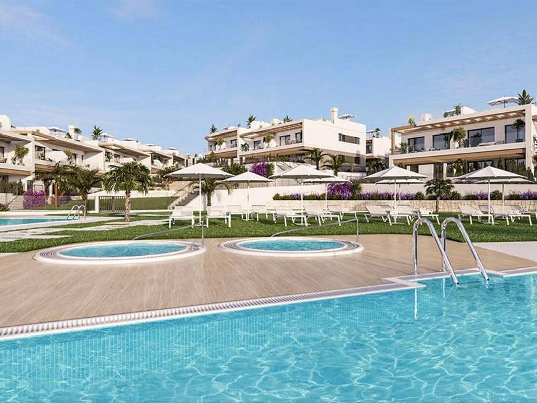 2 bedroom Bungalow for sale in Torrevieja with pool - € 272,000 (Ref: 9950544)