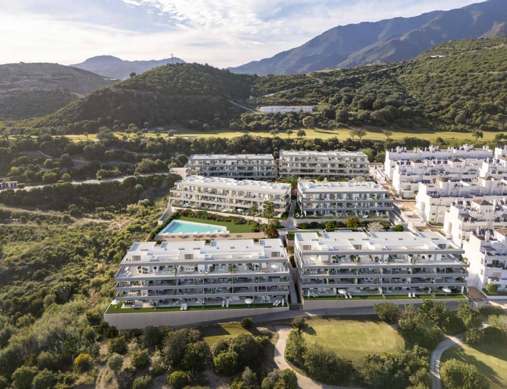 Apartamento de 2 habitaciones en Estepona en venta con piscina garaje - 307.000 € (Ref: 9975702)