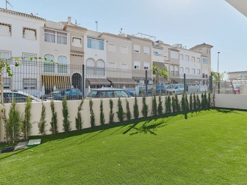 2 soveværelse Bungalow til salg i Torrevieja med swimmingpool garage - € 380.000 (Ref: 9994374)