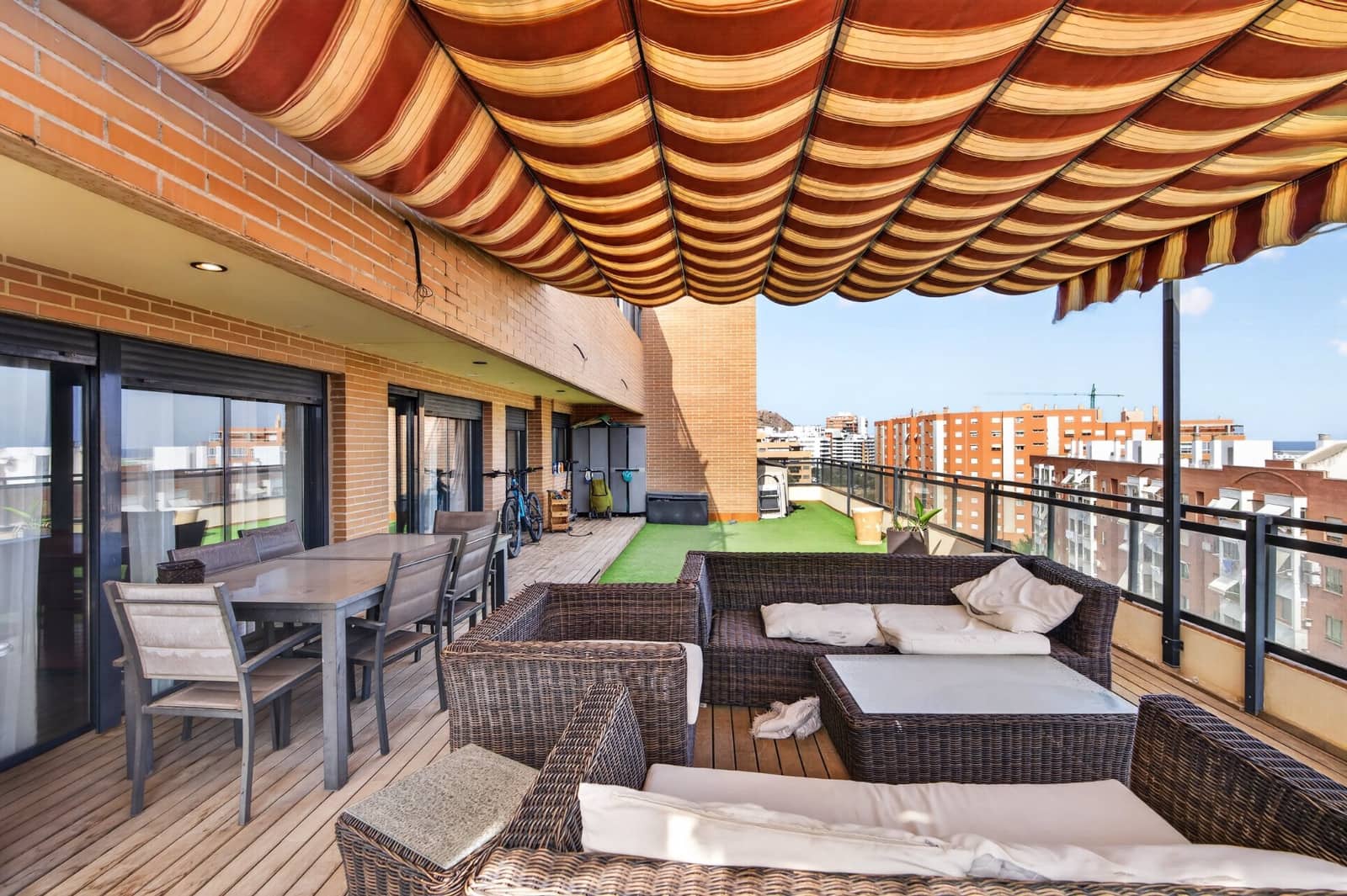 Ático de 4 habitaciones en Alicante / Alacant ciudad en venta con piscina garaje - 750.000 € (Ref: 10022995)