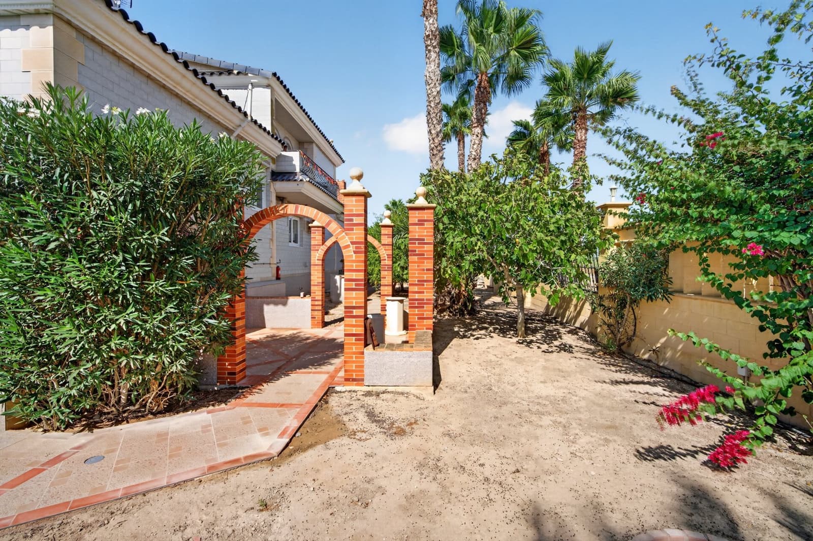 6 bedroom Villa for sale in San Fulgencio with pool garage - € 849,900 (Ref: 10116035)