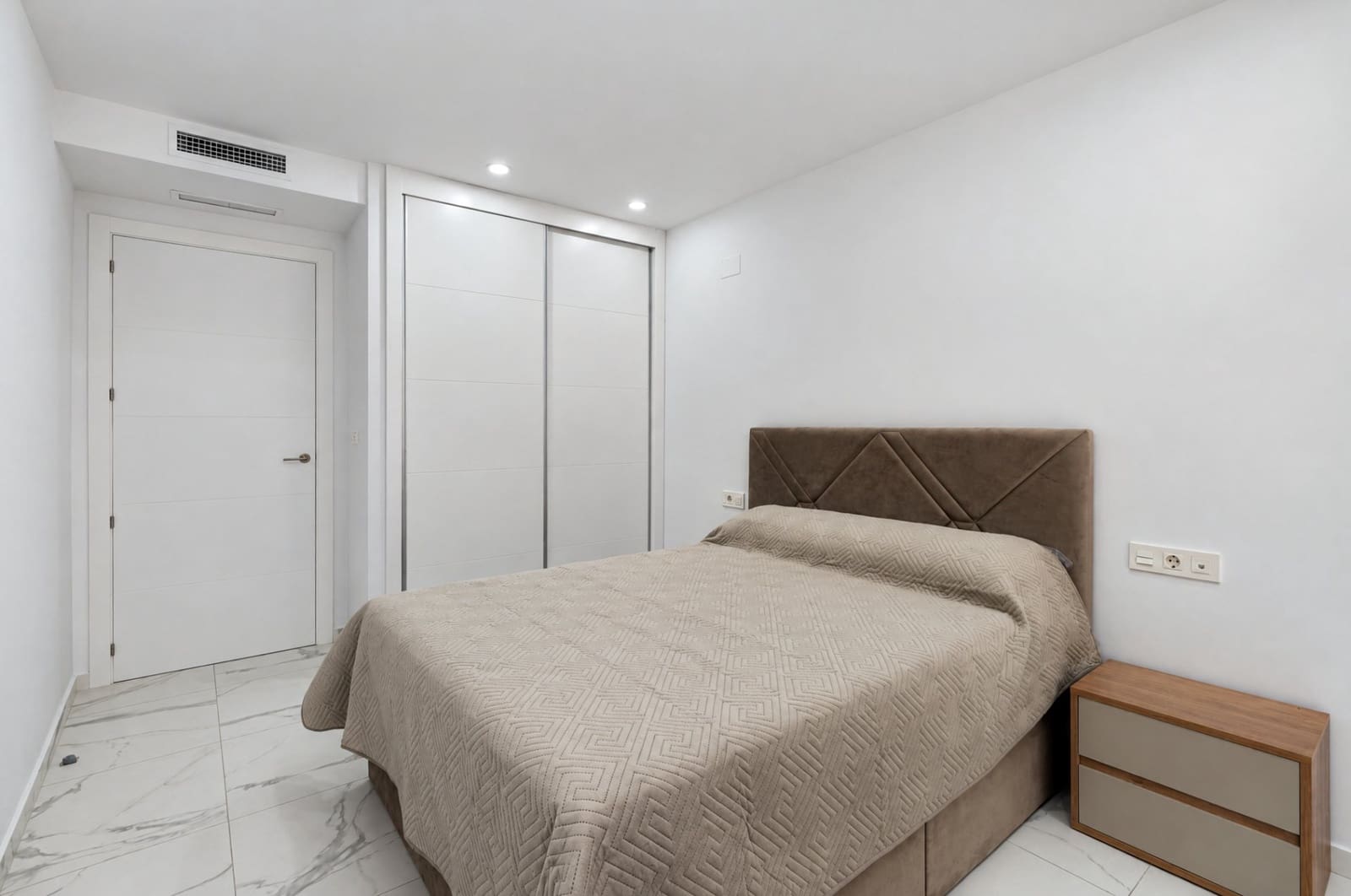 2 bedroom Flat for sale in Torrevieja with pool garage - € 326,900 (Ref: 10172126)