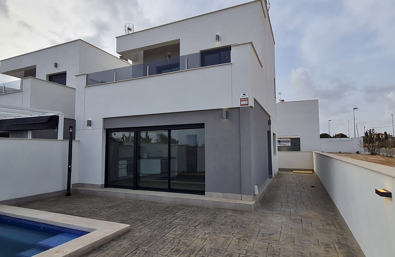 3 bedroom Villa for sale in Villamartin with pool garage - € 449,900 (Ref: 7132085)