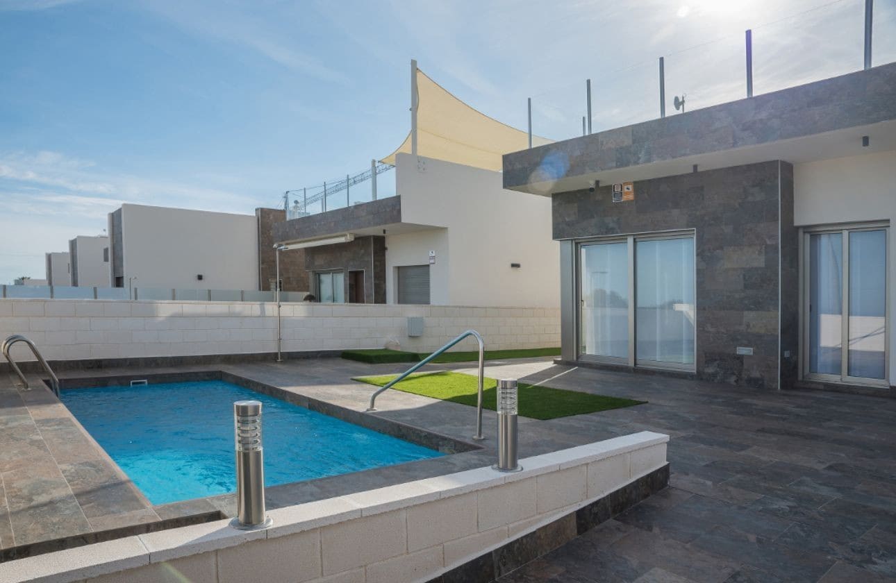 3 bedroom Villa for sale in Villamartin with pool - € 390,000 (Ref: 7272723)