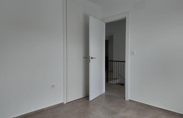 3 soveværelse Villa til salg i Vistahermosa, Alicante by med garage - € 449.000 (Ref: 8050520)