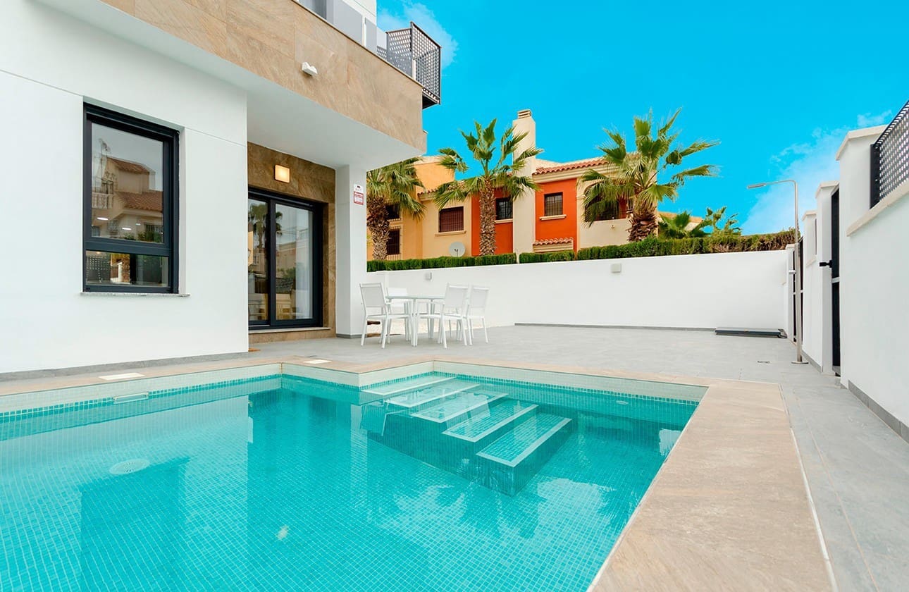 3 soverom Villa til salgs i Torrevieja med svømmebasseng garasje - € 409 000 (Ref: 8064932)