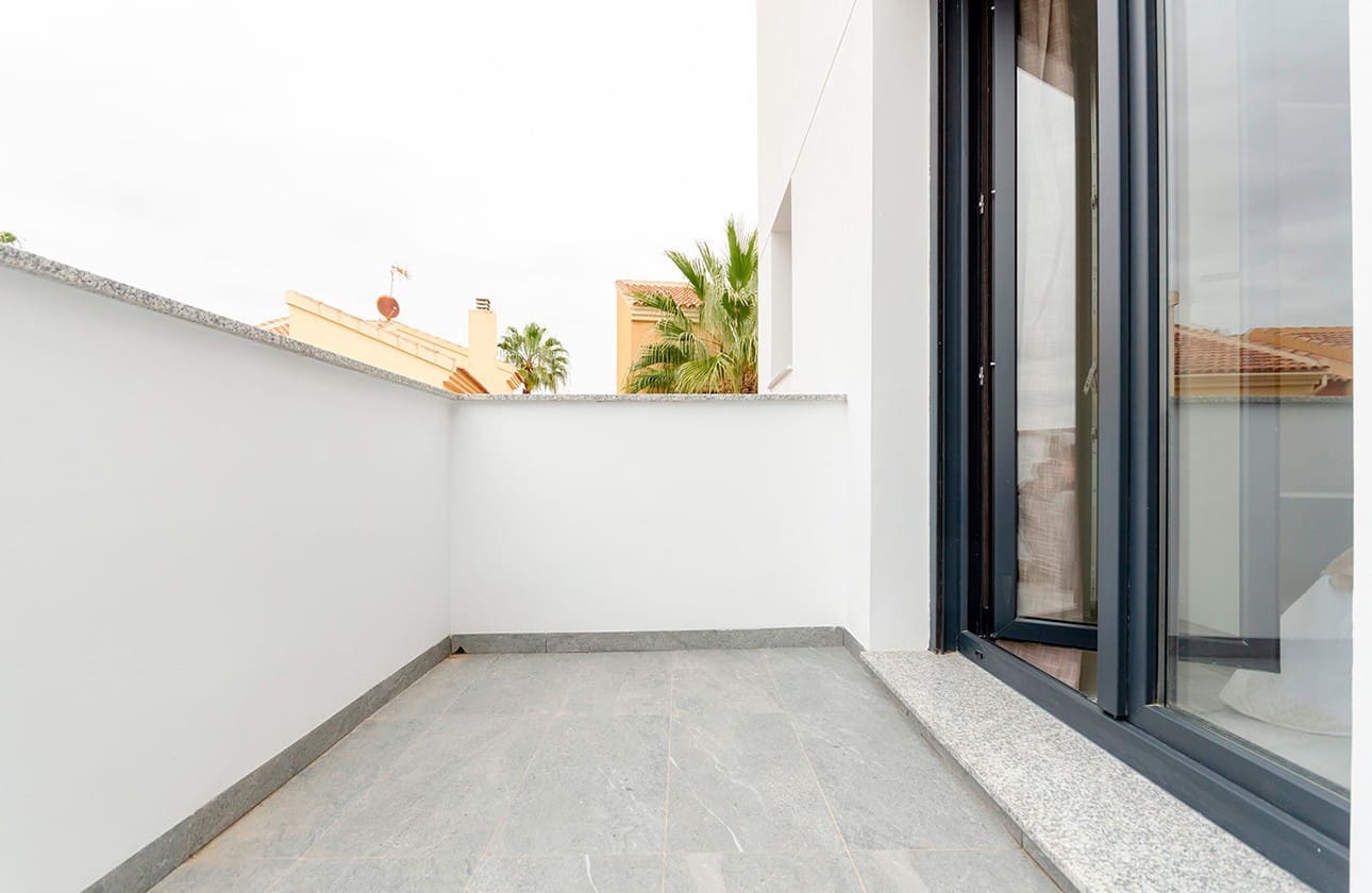 3 soverom Villa til salgs i Torrevieja med svømmebasseng garasje - € 409 000 (Ref: 8064932)