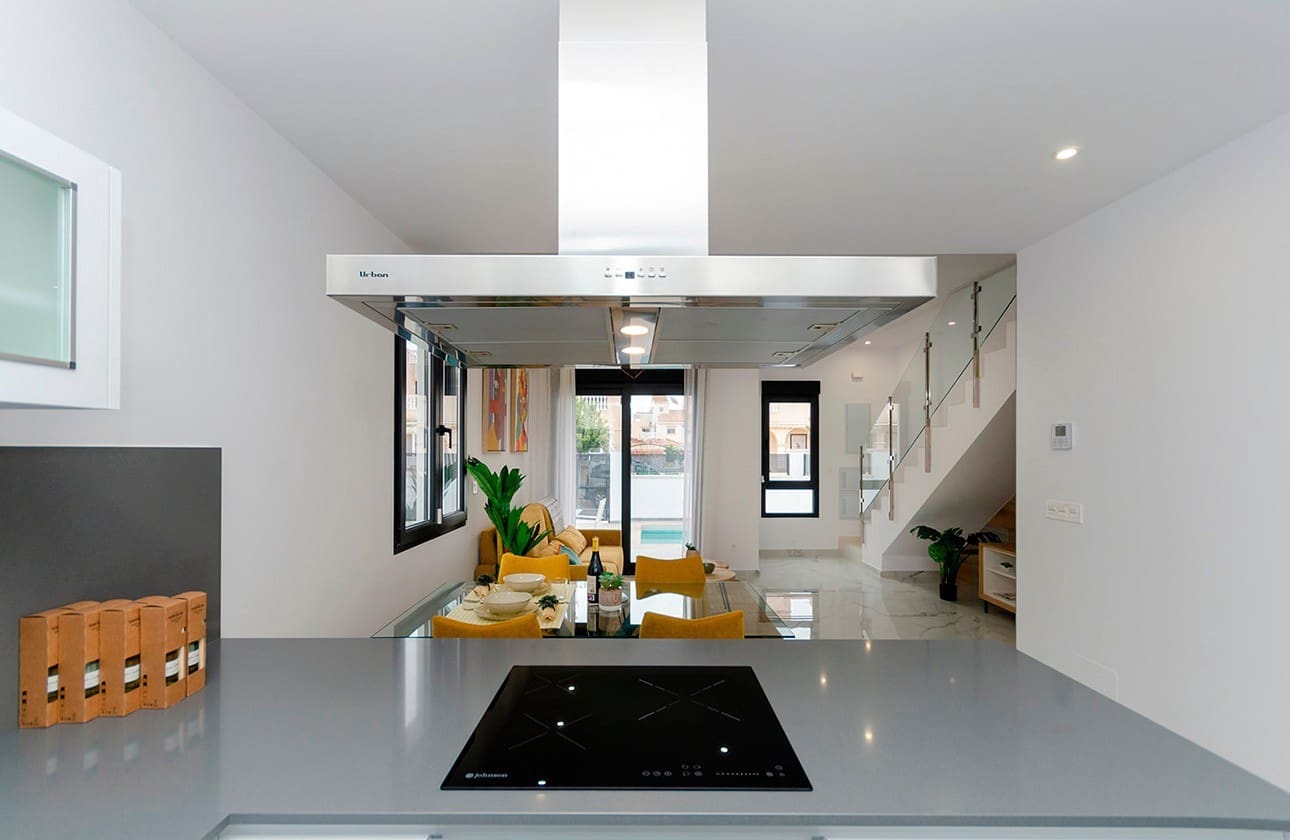 3 soverom Villa til salgs i Torrevieja med svømmebasseng garasje - € 409 000 (Ref: 8064932)