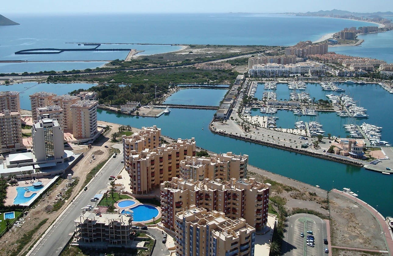 Apartamento de 3 habitaciones en La Manga del Mar Menor en venta con piscina garaje - 260.052 € (Ref: 8113185)