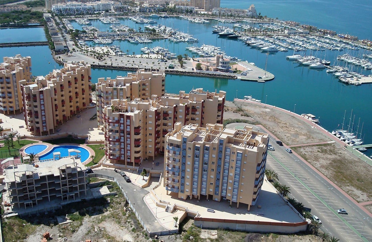 Apartamento de 3 habitaciones en La Manga del Mar Menor en venta con piscina garaje - 260.052 € (Ref: 8113185)
