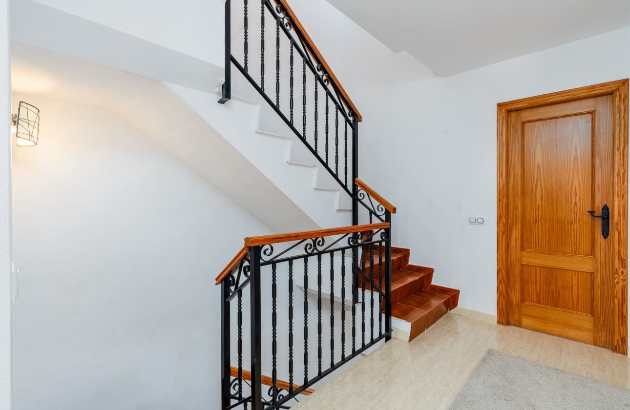 6 soveværelse Byhus til salg i Gran Alacant med swimmingpool garage - € 349.000 (Ref: 8512246)