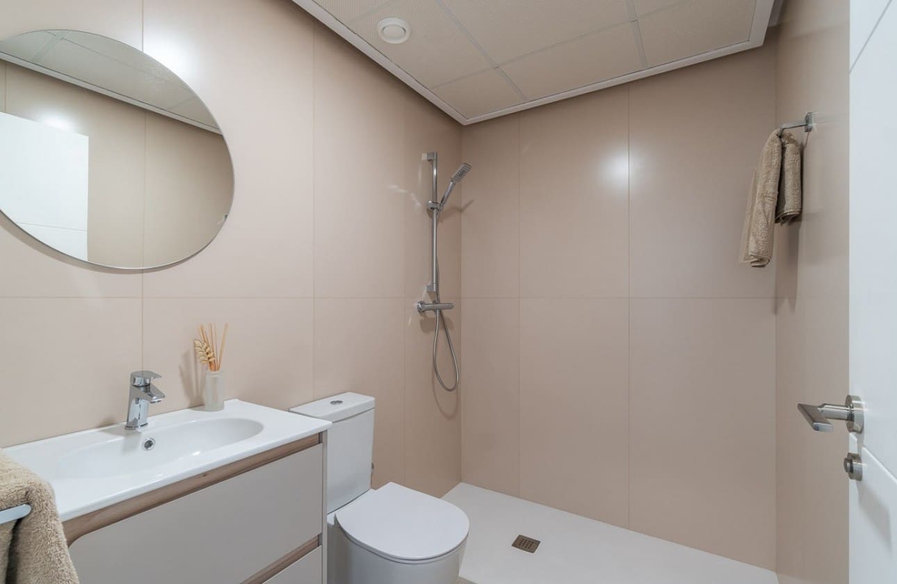 Apartamento de 2 habitaciones en Playa Flamenca en venta con piscina garaje - 325.000 € (Ref: 8541213)