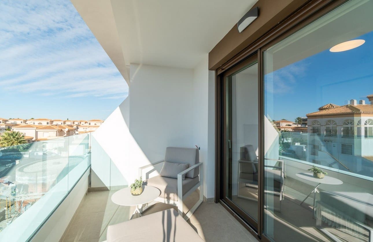 Apartamento de 2 habitaciones en Playa Flamenca en venta con piscina garaje - 325.000 € (Ref: 8541213)