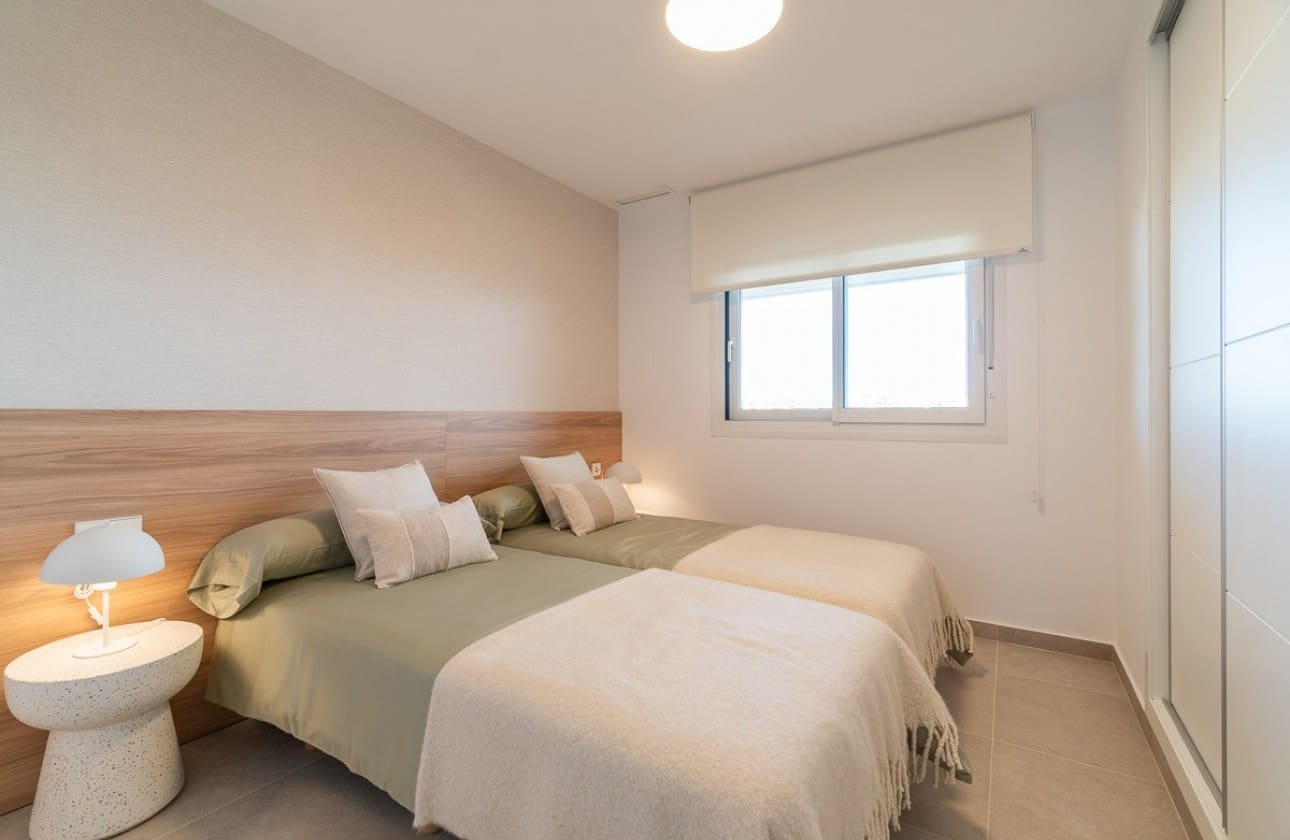 Apartamento de 2 habitaciones en Playa Flamenca en venta con piscina garaje - 325.000 € (Ref: 8541213)