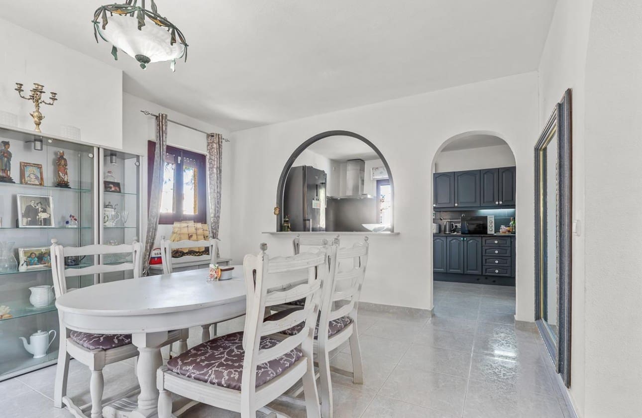 6 sovrum Villa till salu i Villamartin med pool garage - 450 000 € (Ref: 8575443)