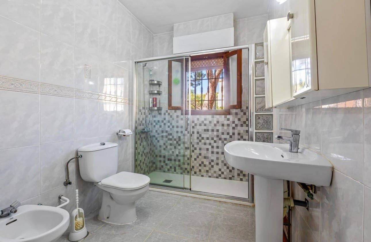 6 sovrum Villa till salu i Villamartin med pool garage - 450 000 € (Ref: 8575443)