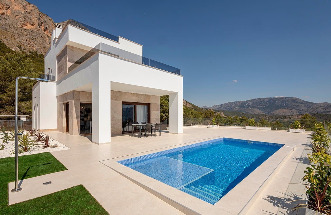 3 bedroom Villa for sale in Polop with pool garage - € 598,000 (Ref: 8796715)