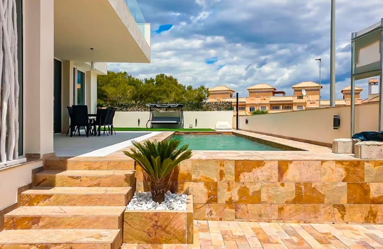 3 soverom Villa til salgs i Villamartin med svømmebasseng garasje - € 575 000 (Ref: 8842288)