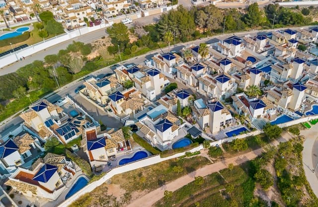 4 soverom Villa til salgs i Playa Flamenca, Orihuela med svømmebasseng - € 399 000 (Ref: 8846043)