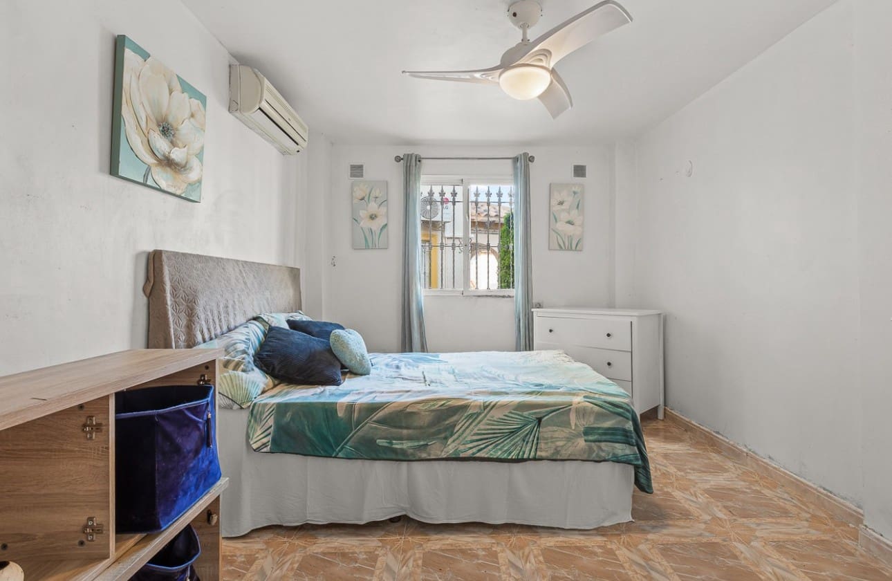 4 sypialnia Willa na sprzedaż w Playa Flamenca z basenem - 399 000 € (Ref: 8846043)