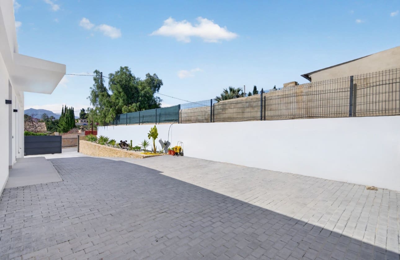 Chalet de 4 habitaciones en Busot en venta con piscina garaje - 850.000 € (Ref: 8853128)