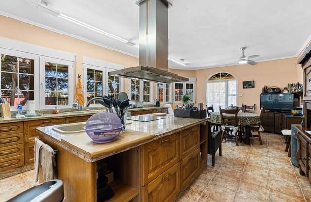 8 sypialnia Willa na sprzedaż w El Altet, Elche / Elx z garażem - 679 000 € (Ref: 8953372)