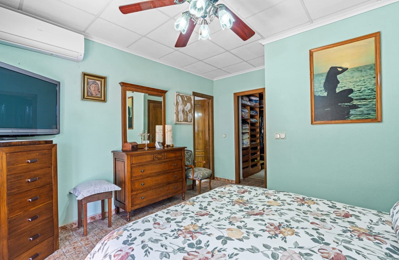 8 soveværelse Villa til salg i El Altet med garage - € 679.000 (Ref: 8953372)