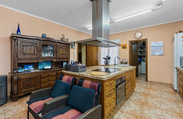 8 soveværelse Villa til salg i El Altet, Elche / Elx med garage - € 679.000 (Ref: 8953372)