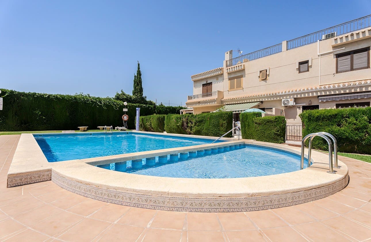 2 soveværelse Byhus til salg i Playa Flamenca med swimmingpool - € 199.000 (Ref: 9024949)