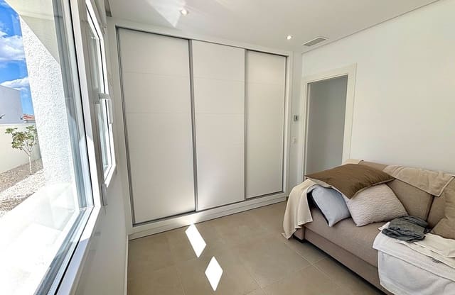 Chalet de 3 habitaciones en Benijófar en venta con piscina garaje - 482.360 € (Ref: 9109420)