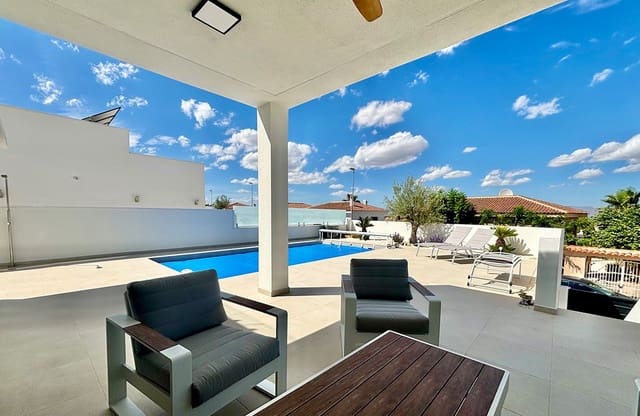 Chalet de 3 habitaciones en Benijófar en venta con piscina garaje - 482.360 € (Ref: 9109420)