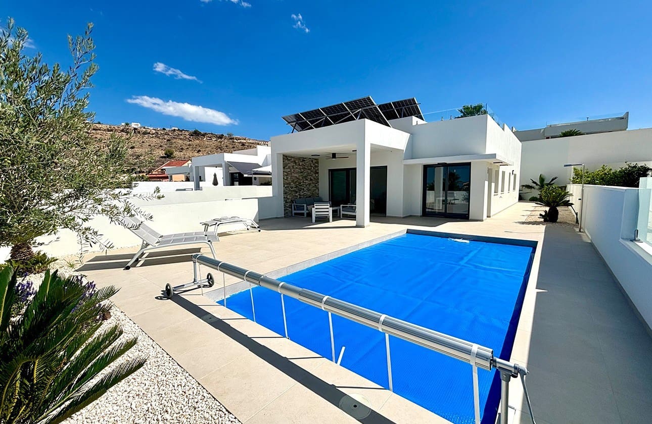 Chalet de 3 habitaciones en Benijófar en venta con piscina garaje - 482.360 € (Ref: 9109420)